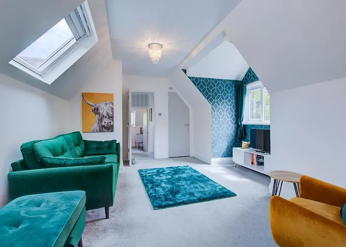 Large 3 Bedroom Apartment With Free Parking Near Beach And Meyrick Park Fast Wifi