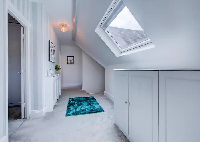 Large 3 Bedroom Apartment With Free Parking Near Beach And Meyrick Park Fast Wifi