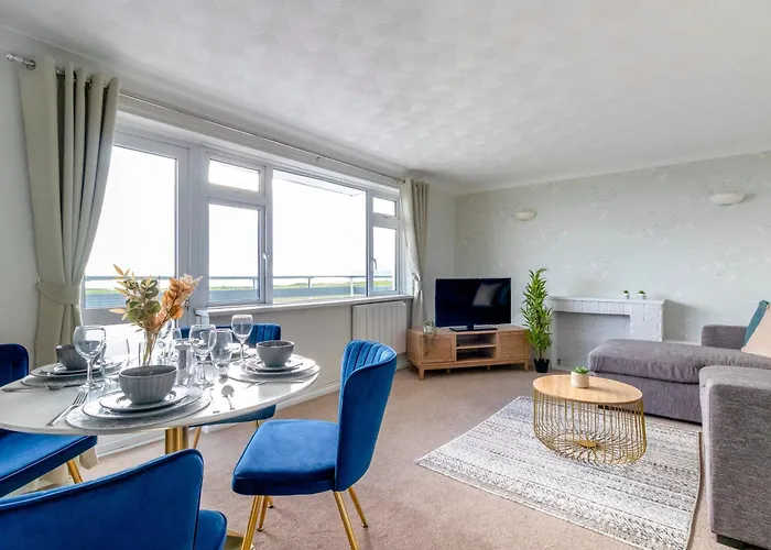 Trendy Sea View 2 Bedroom Sleeps 6 - Free Parking