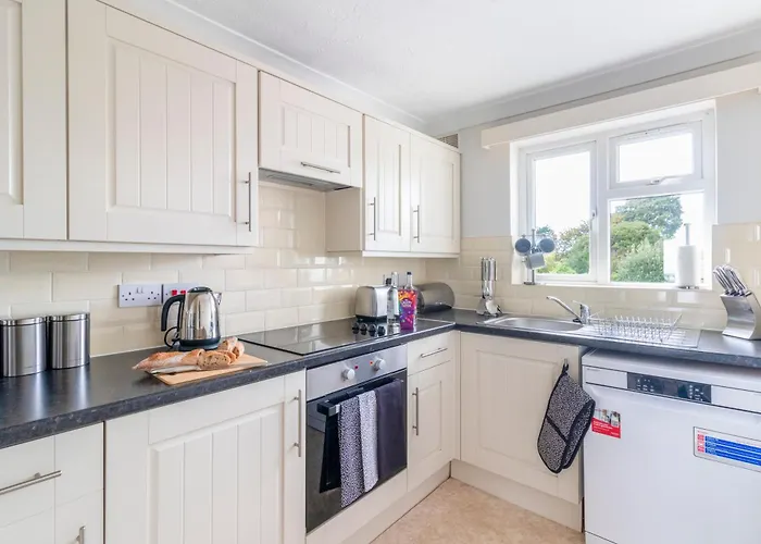 Trendy Sea View 2 Bedroom Sleeps 6 - Free Parking